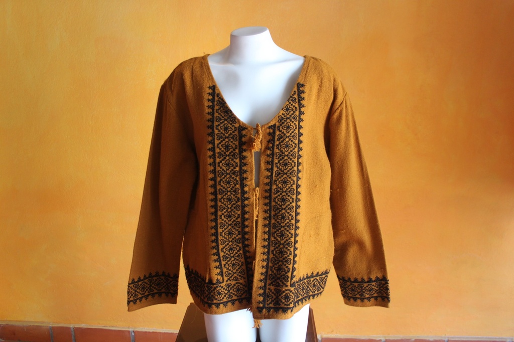Saco mostaza con bordado negro  g
