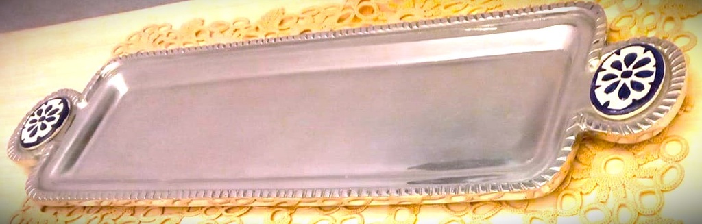 Charola con pewter y talavera 