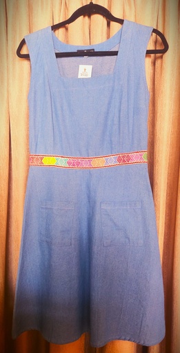 [ARO137] Vestido de mezclilla con cuello cuadrado, bolsas y bordado en cintura
